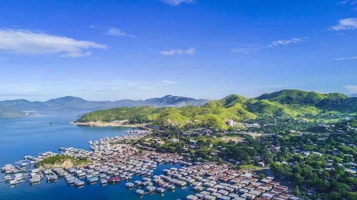shutterstock_646271764 Coastal town with floating houses and green hills